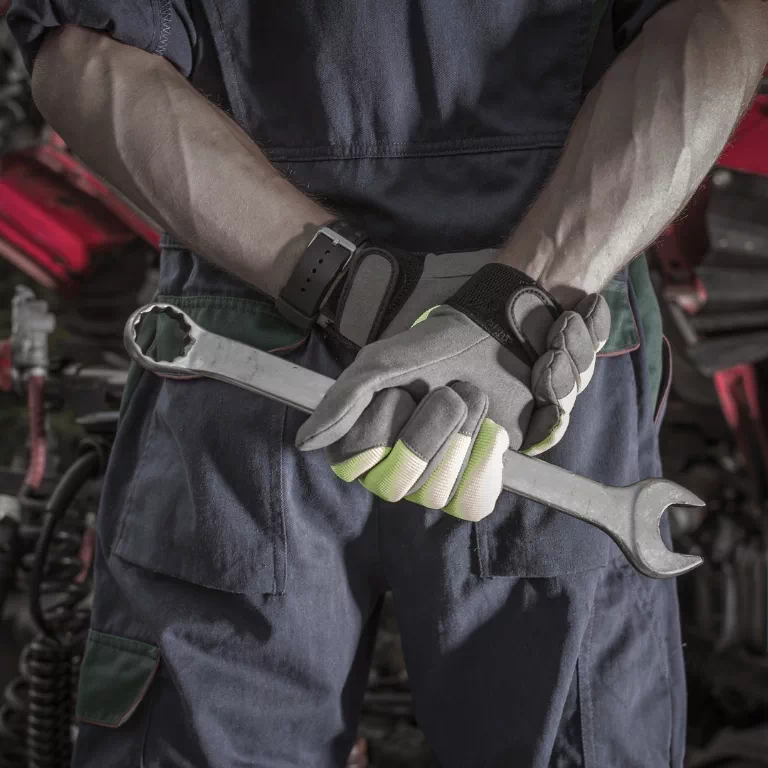 mechanik z kluczem w dłoniach