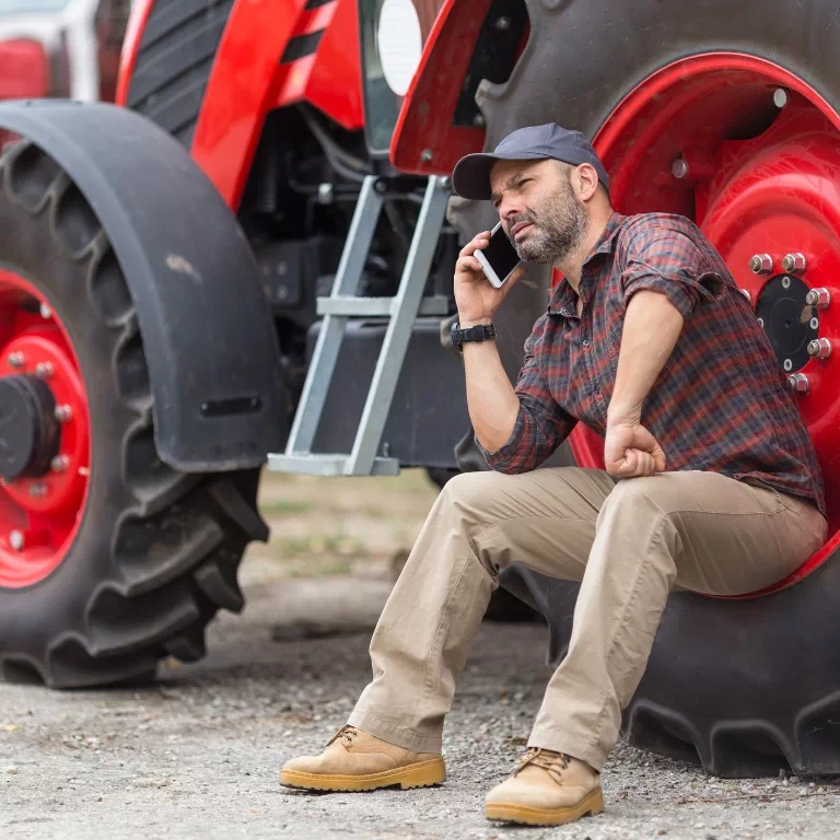 mechanik rozmawiający przez telefon